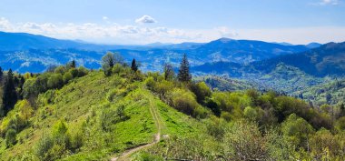Dağlarla güzel bir manzara.