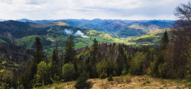 Dağları ve bulutları olan güzel bir manzara