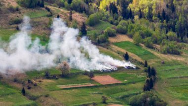 Dağlarda yanan ateş