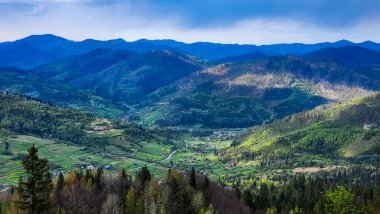Dağlarla güzel bir manzara.