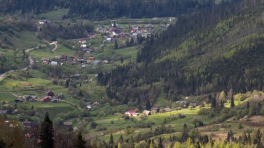 Yeşil çimleri ve tepeleri olan köy.