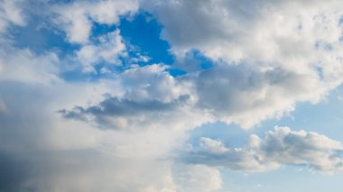 Mavi gökyüzünde beyaz bulutlar.