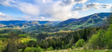 Dağ zirveleri olan güzel bir manzara