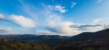 Ukrayna Karpatları 'ndaki dağların inanılmaz manzarası. hava aracı görünümü.