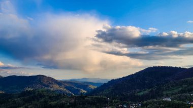Bulutları ve mavi gökyüzü olan güzel bir manzara.