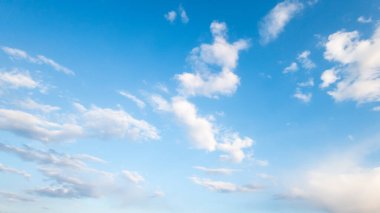 Mavi gökyüzü beyaz bulutlar arka plan, doğa manzarası