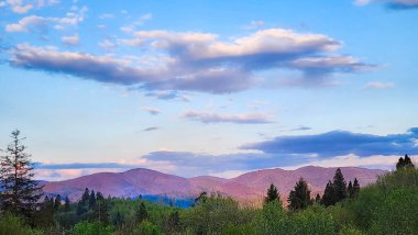 # Dağlarda güzel bir gün batımı # # Mavi gökyüzü ile arka planda #