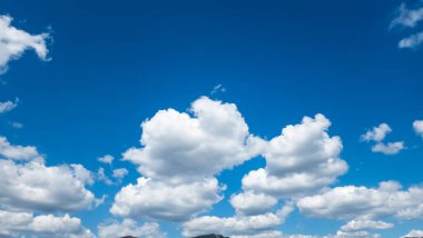 Mavi gökyüzünde beyaz bulutlar