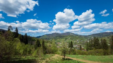 İlkbaharda Ukraynalı Karpatların köyünün yukarıdan görünüşü