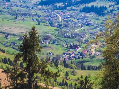 Karpatlar vadisinde köyün yukarısından manzara, Ukrayna.