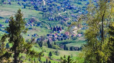 Dağlardaki bir tepenin üzerindeki güzel köy