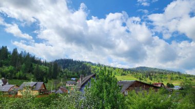 Dağlarda küçük bir köyü olan güzel bir manzara.