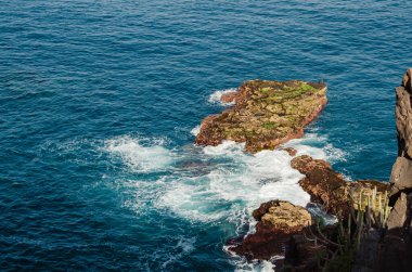 Kaya ve dalgalarla dolu güzel bir deniz manzarası