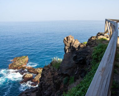 Güzel denizi olan bir uçurum manzarası