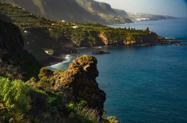 Tenerife 'de deniz olan kayalık bir sahil manzarası
