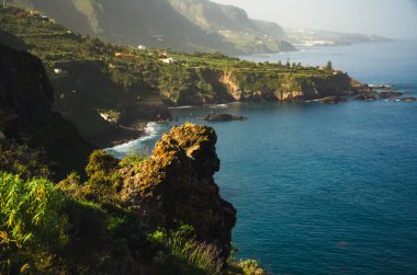 Arka planda deniz ve kaya olan güzel deniz manzarası