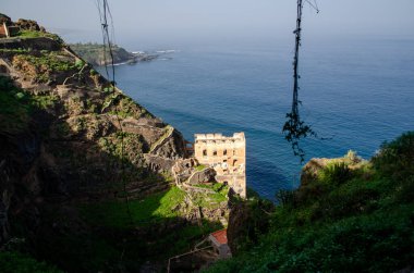 Cinque Terre kıyısındaki uçurumun manzarası