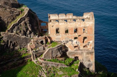 Santorini adasındaki eski kalenin kalıntıları..