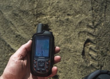 Ormanda GPS navigasyon sistemi.