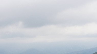 Dağları olan güzel bir manzara