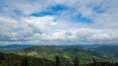 Mavi gökyüzü ve bulutlu dağ manzarası