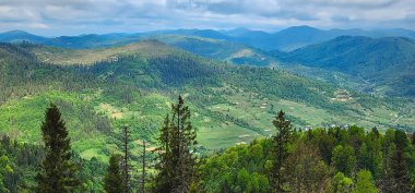 Dağları ve mavi gökyüzü olan güzel bir manzara.