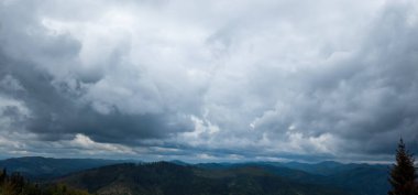 Yazın dağlarda bulutlar