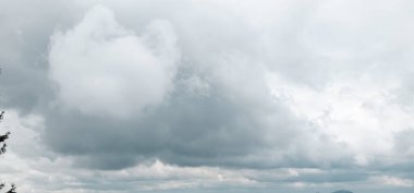 Mavi gökyüzünde beyaz bulutlar