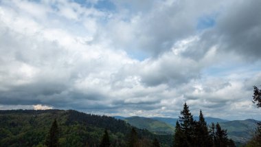 Sonbahar günü Karpatlar 'ın dağları. hava görünümü.