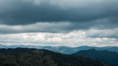 Bulutlardaki dağların güzel manzarası