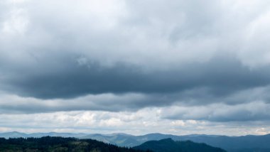 Bulutlu güzel dağ manzarası