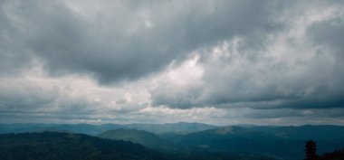 Dağları olan güzel bir manzara. Doğa
