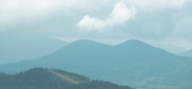 Güzel dağ manzarası ile sis