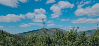 Dağları ve bulutları olan güzel bir manzara
