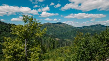 Dağlardaki güzel dağ manzarası
