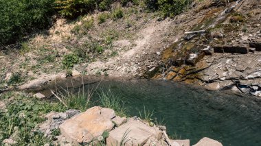 Büyük bir nehri olan dağ nehri.