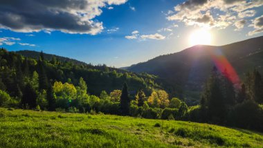 Akşam vakti güzel dağ manzarası