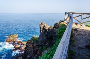 Dağlarda ahşap bir merdiven manzarası