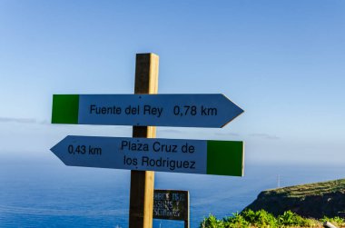 Kanarya adalarındaki Tenerife adasındaki yol tabelası..