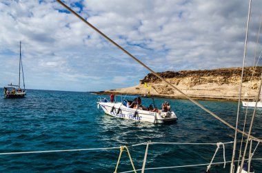Okyanustaki teknenin güzel bir görüntüsü.
