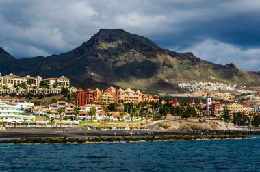 tenerife, İspanya - 19 Şubat, 2017: Tenerife 'deki Port de Santa Cruz' dan, popüler turizm merkezi