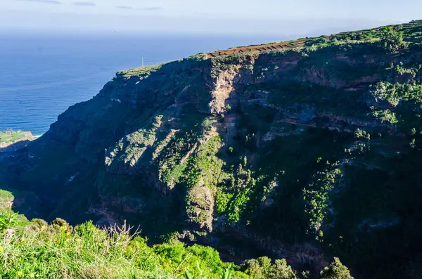 Güneşli bir günde Madeira sahili manzarası