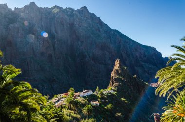 Tenerife 'deki dağlarla ve dağlarla güzel bir manzara.