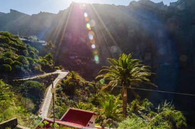 En güzel denizin adasındaki dağların manzarası.