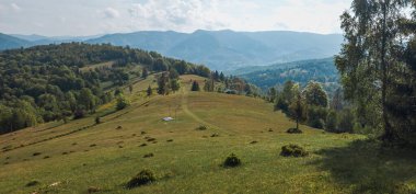 Arkasında dağ olan yeşil vadi manzarası