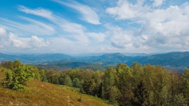 Mavi gökyüzü ile güzel dağ manzarası