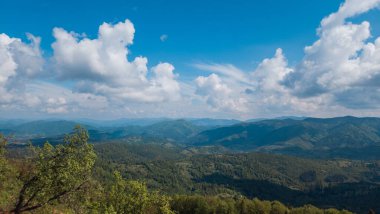 Dağları ve bulutları olan güzel bir manzara