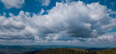 Dağları olan güzel bir manzara