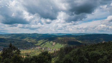 Karpatlar 'daki güzel dağ manzarası, Ukrayna