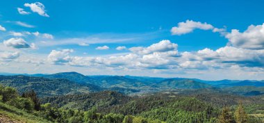 Yaz günü Karpat Dağları manzarası